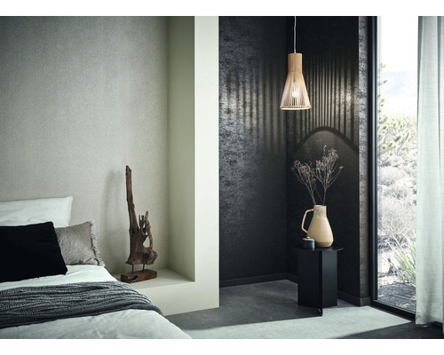 Schlafzimmer mit Bett, Nachttisch und Pendelleuchte