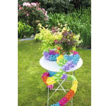 Dekorierter Gartentisch mit Ahornpflanzen und Blumengirlande
