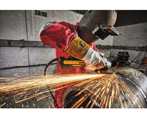 Ein Mann schleift ein Metallrohr mit einem Winkelschleifer von DeWalt, wobei Funken sprühen.