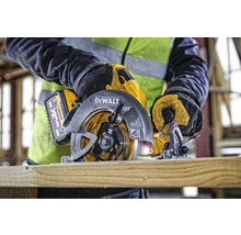 DeWalt Handkreissäge beim Schneiden von Holz