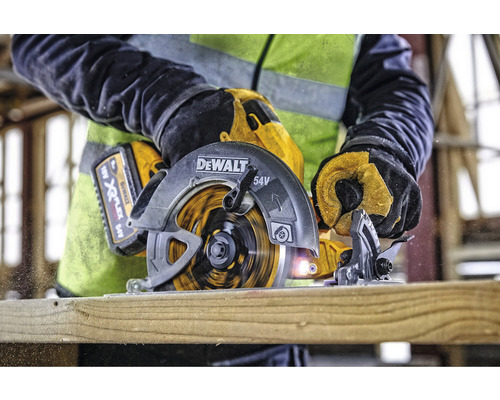 DeWalt Handkreissäge beim Schneiden von Holz
