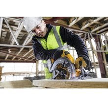 Ein Bauarbeiter benutzt eine DeWalt Handkreissäge zum Sägen von Holz.