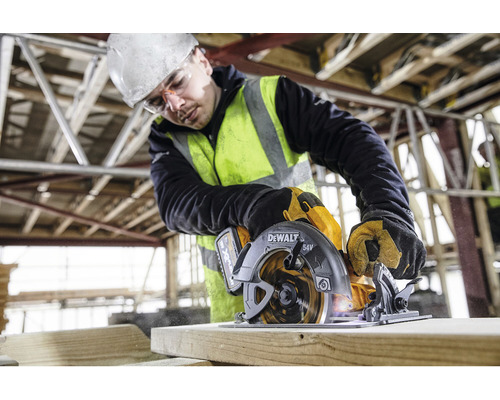 Ein Bauarbeiter benutzt eine DeWalt Handkreissäge zum Sägen von Holz.