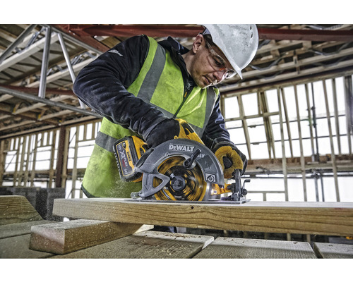 Ein Arbeiter sägt mit einer DeWalt Kreissäge ein Holzbrett.