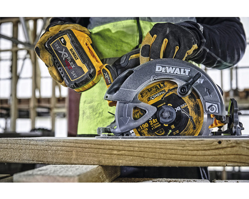 Akkukreissäge von Dewalt beim Sägen eines Holzbretts