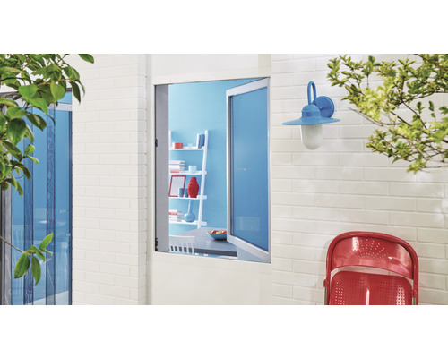 Außenansicht mit geöffnetem Fenster und Insektenschutzgitter