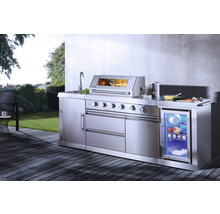 Edelstahl-Outdoor-Küche mit Grill, Spüle und Kühlschrank auf einer Terrasse