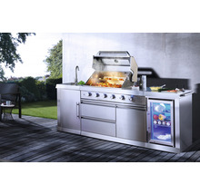 Edelstahl Außenküche mit Grill, Spüle und Kühlschrank auf einer Terrasse