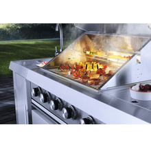 Edelstahl Grill mit Gemüse und Fleisch auf dem Grillrost