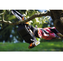 Akku-Astsäge im Einsatz zum Schneiden eines Astes