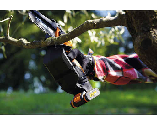 Akku-Astsäge im Einsatz zum Schneiden eines Astes