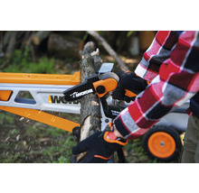 Eine Person benutzt eine Akku-Kettensäge von Worx, um einen Ast auf einem Sägebock zu sägen.