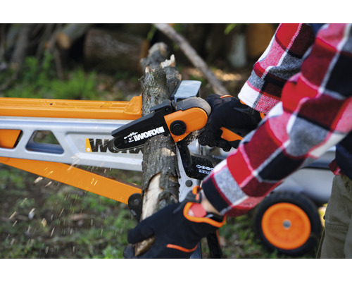Eine Person benutzt eine Akku-Kettensäge von Worx, um einen Ast auf einem Sägebock zu sägen.