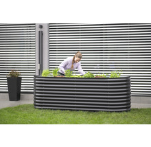 Hochbeet aus Metall mit Frau beim Bepflanzen im Garten