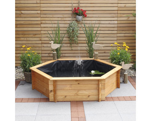 Hexagonaler Teich aus Holz mit Springbrunnen und Dekoration im Garten