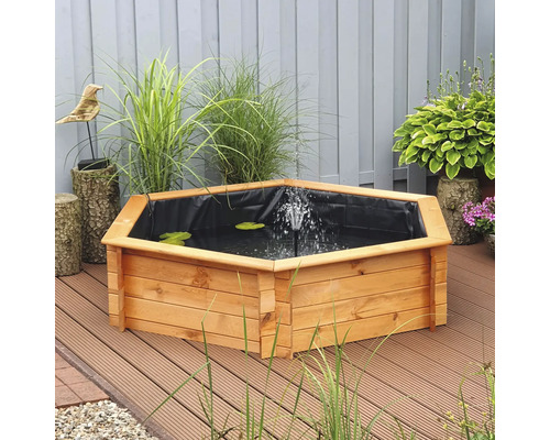 Holzteich mit Fontäne im Garten