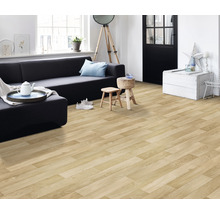 Heller Holzboden in einem Wohnzimmer mit Sofa, Tisch und Dekoration.