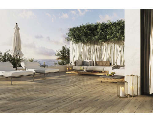 Außenbereich mit Bodenfliesen in Holzoptik, Sonnenliegen und Sitzgruppe