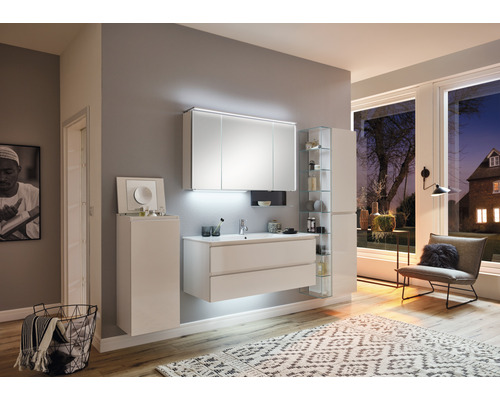 Modernes Badezimmer mit Waschbeckenunterschrank, Spiegelschrank und Hochschrank