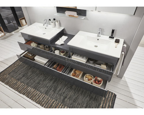 Badezimmer mit zwei Waschbecken, Unterschrank mit offenen Schubladen und Teppich