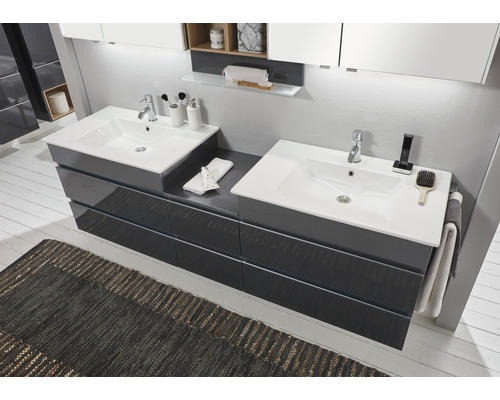 Modernes Badezimmer mit zwei Waschbecken auf einem Unterschrank mit Schubladen und einem Teppich