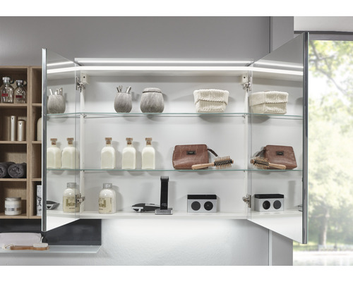 Offener Spiegelschrank mit Glasböden und Badutensilien