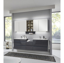 Helles Badezimmer mit Waschtischunterschrank, Waschbecken, Spiegelschrank und offenem Regal