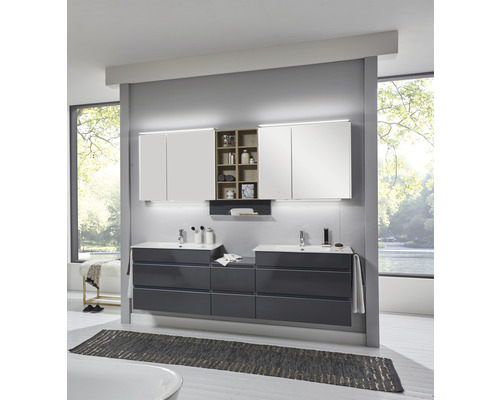 Helles Badezimmer mit Waschtischunterschrank, Waschbecken, Spiegelschrank und offenem Regal