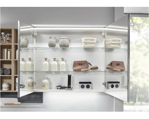 Offener Spiegelschrank mit Glasablagen und Badutensilien
