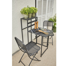 Balkonmöbelset mit Tisch, Stühlen und Pflanzenregal auf einem Balkon