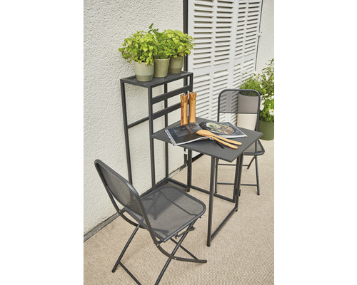 Balkonmöbelset mit Tisch, Stühlen und Pflanzenregal auf einem Balkon