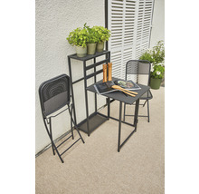 Gartenszene mit Klapptisch, Klappstühlen und Pflanzenregal auf dem Balkon