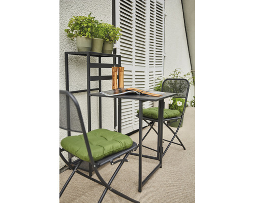 Balkonmöbel-Set mit Tisch, zwei Stühlen und Regal mit Pflanzen