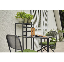 Gartenszene mit Tisch, Stühlen und Pflanzenregal auf einem Balkon