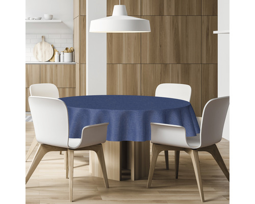 Szene einer Küche mit einem runden Tisch bedeckt mit einer Tischdecke und umgeben von vier Stühlen.