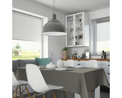 Helle Küche mit Esstisch, Stühlen und Fenster mit Jalousien