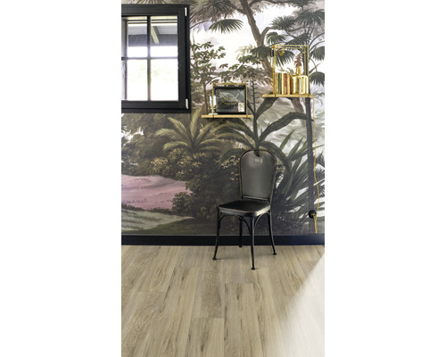 Raumansicht mit Vinylboden, Stuhl und Wandtapete mit Dschungelmotiv