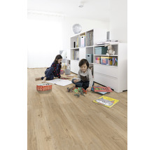 Heller Wohnraum mit Laminatboden, spielenden Kindern und weißen Regalen