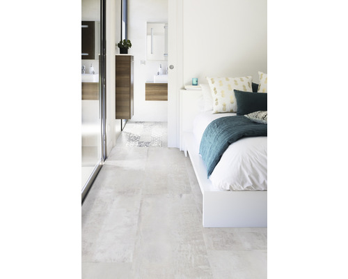 Heller Raum mit Fliesenboden, Schlafbereich und Badezimmer