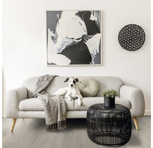 Helles Wohnzimmer mit Sofa, Tisch und Hund