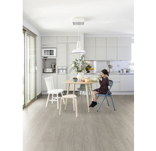 Helle Küche mit Laminatboden, Esstisch und sitzendem Kind
