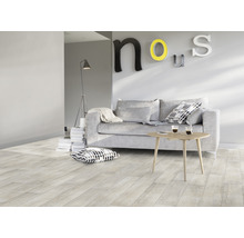Wohnzimmer mit hellem Holzboden, Sofa, Tisch und Dekoration