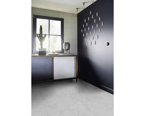 Modernes Zimmer mit Kommode, Dekoration und hellem Fliesenboden.