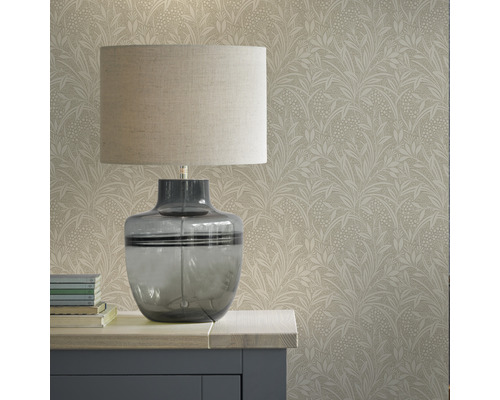 Szene mit gemusterter Tapete und Tischlampe