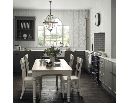 Klassische Küche mit Esstisch, Stühlen, Hängelampe und Tapete mit Baumdesign