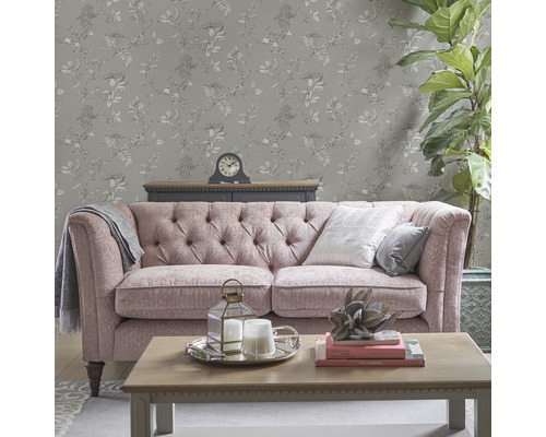 Wohnzimmer mit Sofa, Couchtisch und dekorativer Tapete