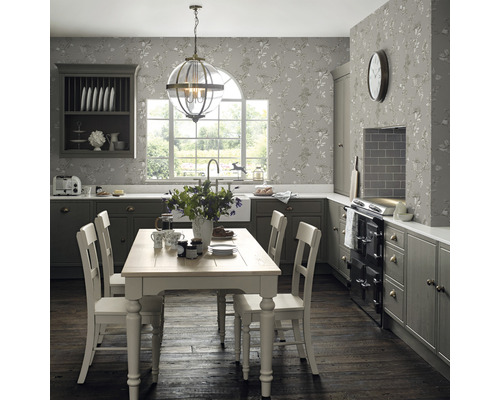 Helle Küche mit Esstisch, Stühlen, Hängeschrank und Tapete mit floralem Muster