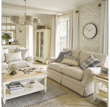 Wohnzimmer mit Sofa, Sessel, Couchtisch, Vitrine und dekorativer Wandtapete