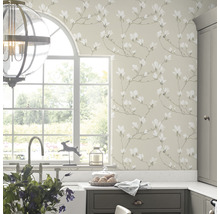 Dekorative Tapete mit Magnolienmuster in einer hellen Küche.
