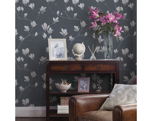 Wohnzimmer mit Magnolienmuster Tapete, Holzkonsole, Dekoration und Ledersessel